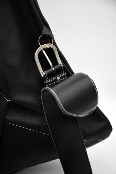 Sac à Main Triangle Noir avec sangle + Porte Cartes – Image 3